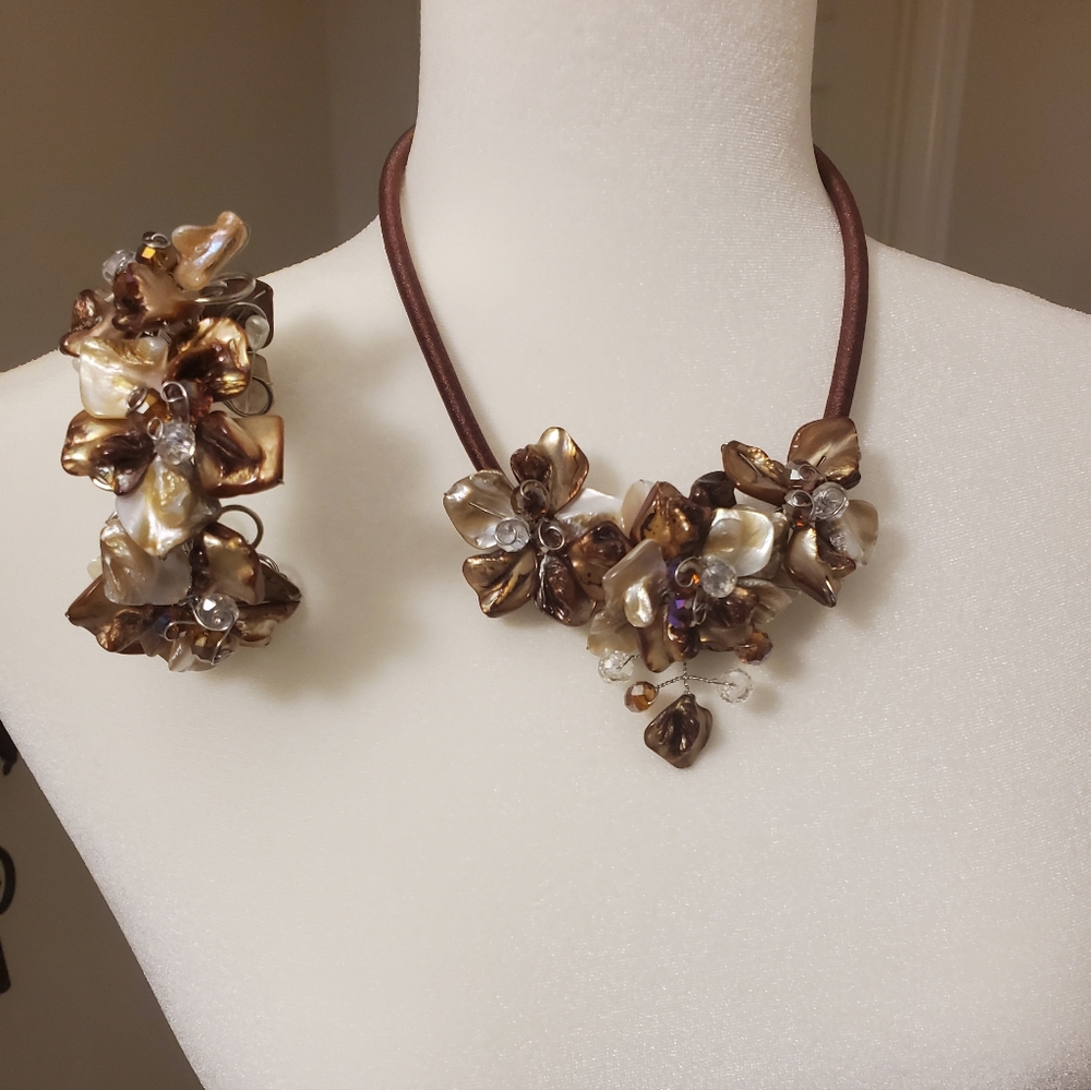 Elegant Brown and Cream Floral Necklace and Bracelet Set